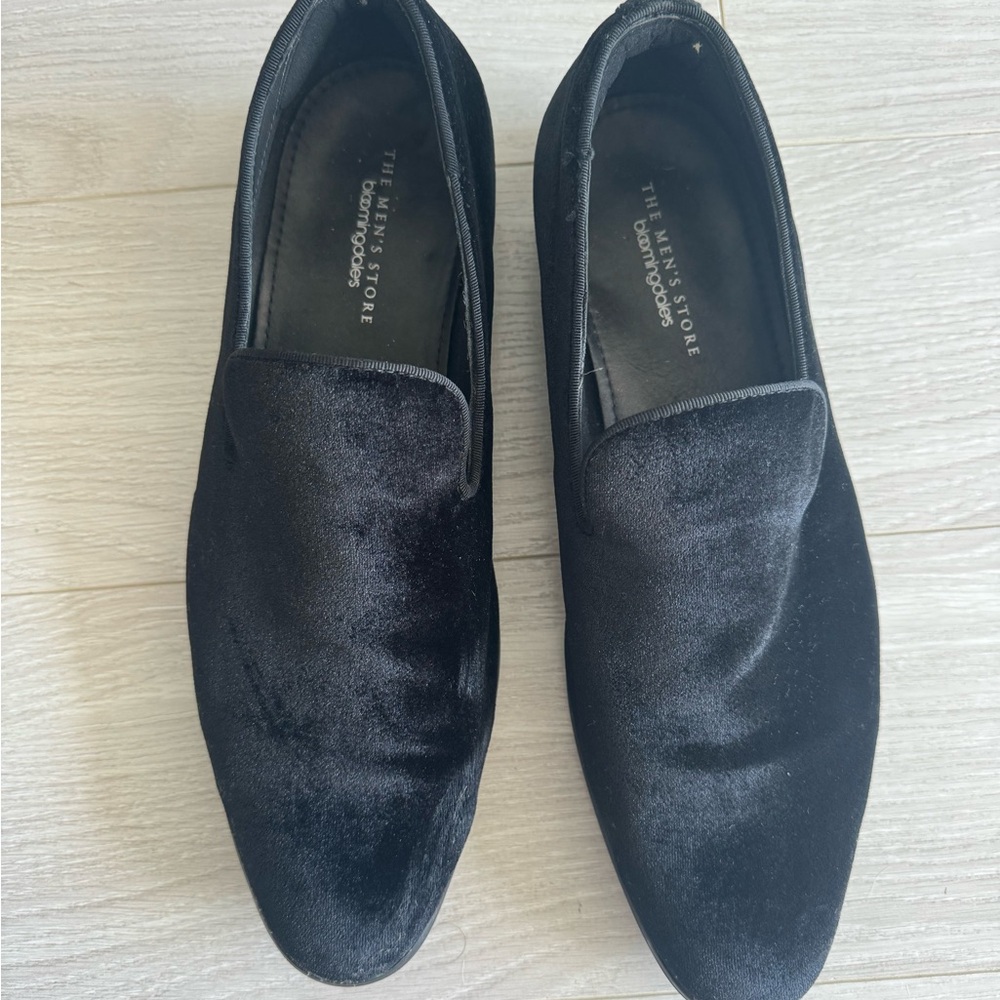 Men’s Bloomingdale's Black Slip-On Loafers with Minimalist Design